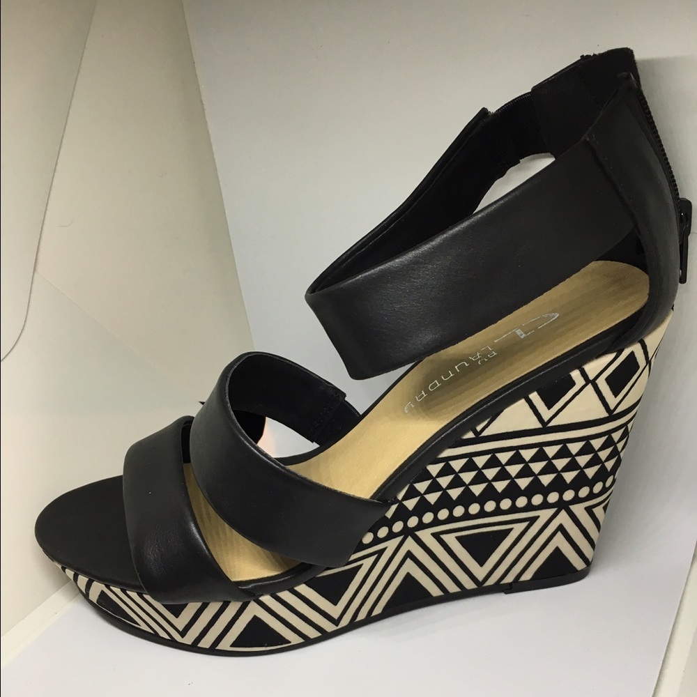 Black Leather Geo Pattern wedge, Sz 7.5